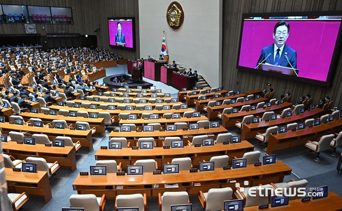 이재명 대통령의 2026년도 예산안 관련 시정연설이 4일 서울 여의도 국회에서 열린 가운데 본회의에 불참한 국민의힘 의원석이 비어 있다. 이동근기자 foto@etnews.com