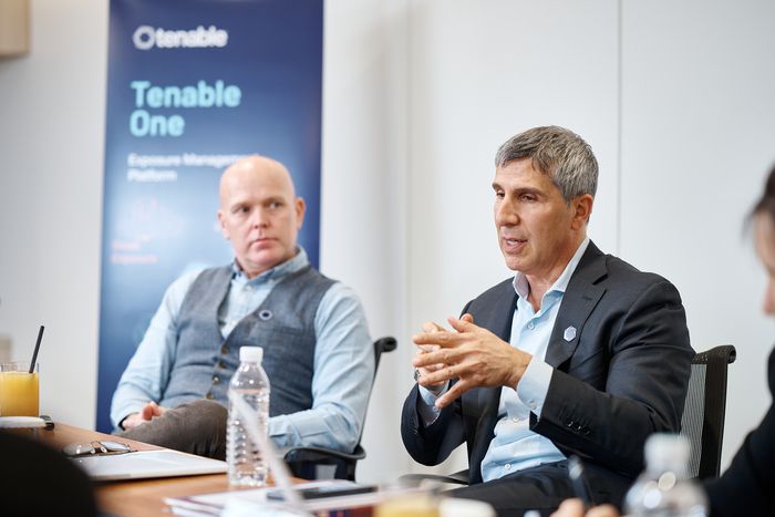스티브 빈츠 테너블 공동 최고경영자(오른쪽)와 개빈 밀라드 인텔리전스 부문 부사장은 지난 7일 서울 중구 반얀트리 클럽 앤 스파 서울에서 열린 미디어라운드테이블에서 '선제적 보안' 중요성에 대해 설명하고 있다.(테너블 제공)