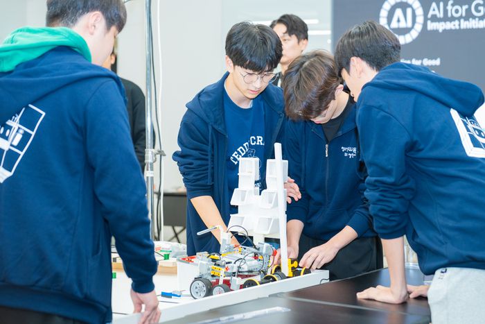 8일 경기도 성남시 네이버1784에서 열린 '2025 청소년 SW동행 로보틱스 챌린지' 본선 대회에서 참가 학생들이 '식량 보안'을 주제로 한 로봇 미션을 수행하고 있다.