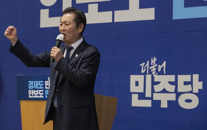 더불어민주당 정청래 대표가 11일 경기도 광주시 곤지암리조트에서 열린 2025년도 민주당 전국 지역위원장 워크숍에서 결의문을 낭독한 뒤 지방선거 필승을 위한 구호를 외치고 있다. 연합뉴스