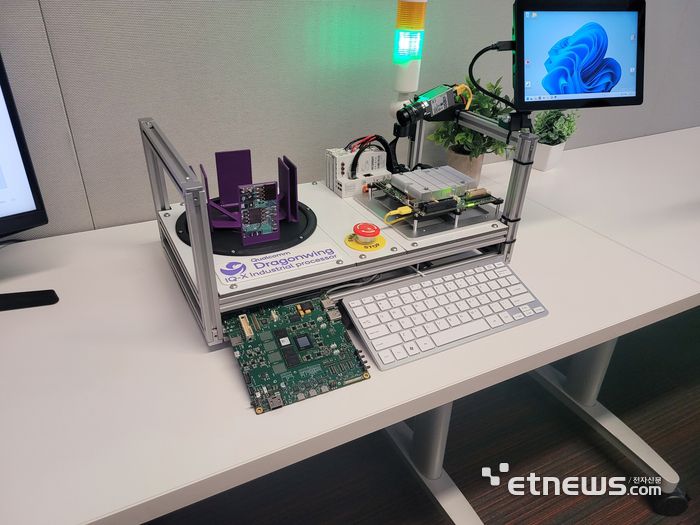 퀄컴 드래곤 윙 IQ-X을 탑재해 산업용 비전 검사 장비 모듈을 구현한 모습