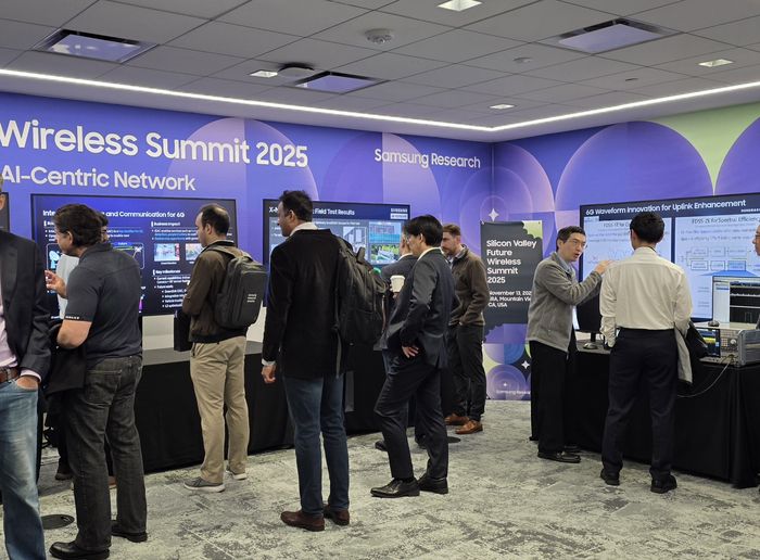 11월 13일(현지시간) 미국 실리콘밸리 마운틴뷰에서 진행된 '실리콘밸리 미래 통신 서밋 2025'에서 기술 시연을 하고 있다.