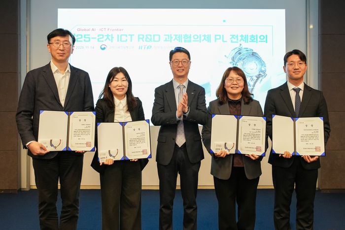 14일 수상한 우수협의체 4곳 프로젝터 리더들과 홍진배 IITP 원장(사진 중앙)