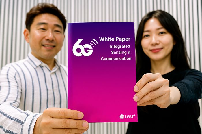 모델이 6G 백서 표지를 선보이고 있는 모습을 AI로 생성한 이미지