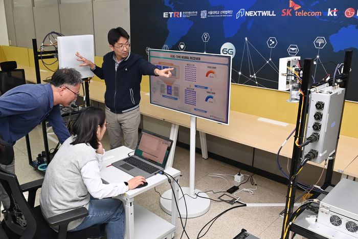 ETRI 연구진이 지능형 무선 액세스 기술을 시연하고 있다.