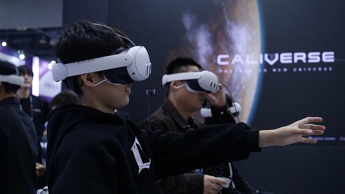 롯데 칼리버스의 VR 앱과 공연 콘텐츠 시연 모습. 사진=칼리버스