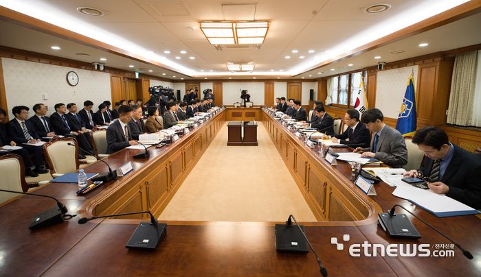 김민석 국무총리와 배경훈 부총리 겸 과학기술정보통신부 장관이 24일 열린 과학기술인공지능 관계장관회의를 진행하고 있다.