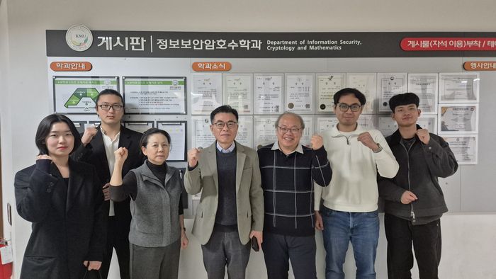 플랙토리가 국민대 연구팀과 5G 특화망에 양자내성암호 연동 테스트를 마친 후 기념사진을 촬영하고 있다.