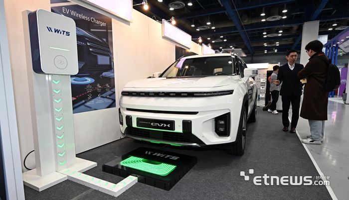 참관객이 지난해 11월에 열린 2024 대한민국 산업기술 R&D 종합대전에서 위츠의 전기차 무선충전 시스템을 살펴보고 있다. 이동근 기자 foto@etnews.com