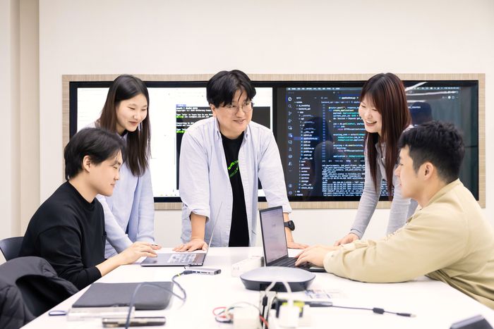 '2025 AI 챌린지 시즌2' 경진대회 멘토링 모습