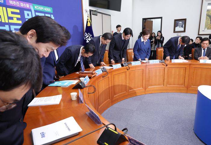 더불어민주당 정청래 대표와 김병기 원내대표를 비롯한 최고위원들이 1일 서울 여의도 국회에서 열린 최고위원회의에서 인사하고 있다. 연합뉴스