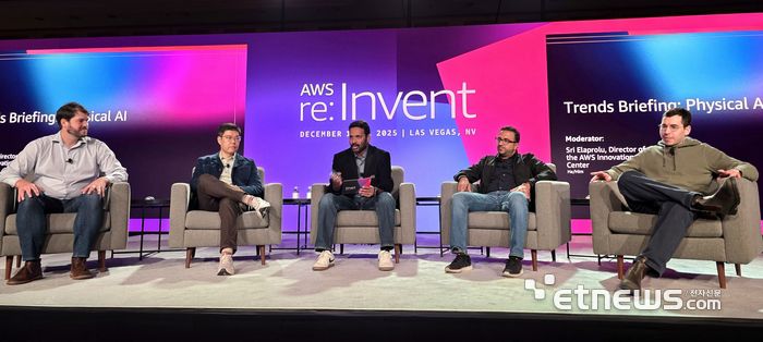 1일 미국 라스베이거스에서 개막한 아마존웹서비스(AWS) 리인벤트 2025에서 '피지컬 AI 트렌드'를 주제로 전문가들이 대담하고 있다. 왼쪽부터 케빈 피터슨 베드록 로보틱스최고기술책임자(CTO) 겸 공동창업자, 류중희 리얼월드 최고경영자(CEO) 겸 창업자, 스리 엘라프롤루 AWS 이노베이션 센터 디렉터, 아미트 고엘 엔비디아 로보틱스 및 엣지 컴퓨팅 에코시스템 총괄, 조쉬 그루엔스타인 튜터 인텔리전스 CEO 겸 공동창업자. [사진=현대인 기자]