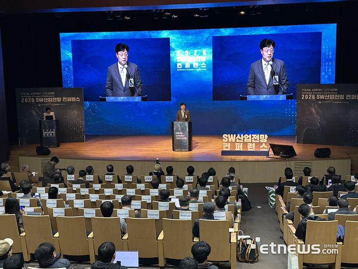 김형철 소프트웨어정책연구소 소장이 2일 서울 삼성동 코엑스에서 열린 '2026년 SW산업전망컨퍼런스'에서 개회사를 하고 있다.