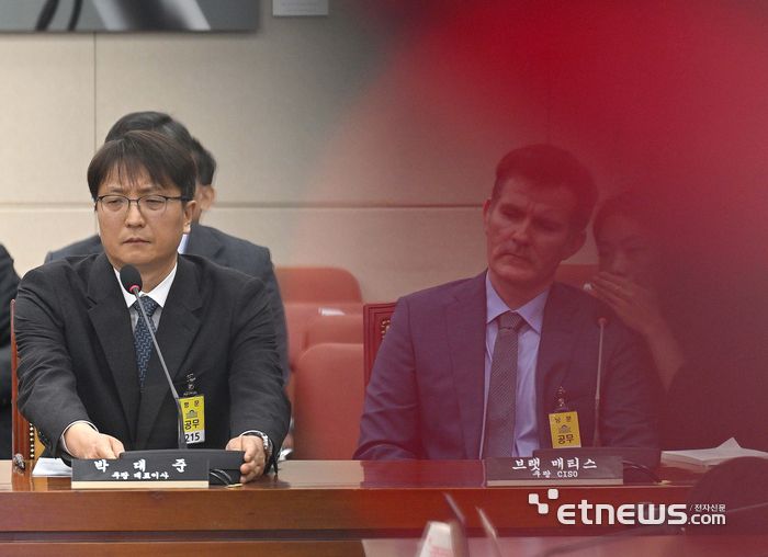 과학기술정보방송통신위원회의 쿠팡 개인정보 유출 사고 관련 현안질의가 2일 서울 여의도 국회에서 열렸다. 박대준 쿠팡 대표이사(왼쪽)가 의원 질의에 답변하고 있다. 김민수기자 mskim@etnews.com