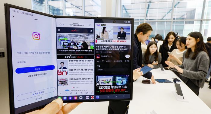 삼성전자가 2일 3단 폴더블 스마트폰 '갤럭시Z트라이폴드'를 공개했다. 펼치면 253㎜(10형)의 대화면으로 바뀌고 접으면 '갤럭시Z폴드7'과 같은 164.8㎜(6.5형) 막대 타입 화면이 구현된다. 이동근기자 foto@etnews.com