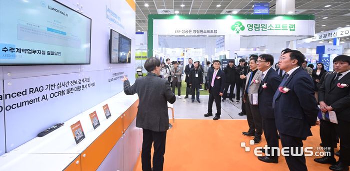 국내 최대 소프트웨어 전시회인 '소프트웨이브 2025'가 3일 서울 삼성동 코엑스에서 열렸다. 강병준 전자신문 대표(왼쪽부터)와 이도규 과학기술정보통신부 정보통신정책실장, 변성준 한컴그룹 부회장 등 내외빈들이 메타빌드 부스에서 AI 에이전트에 대한 설명을 듣고 있다.  박지호기자 jihopress@etnews.com