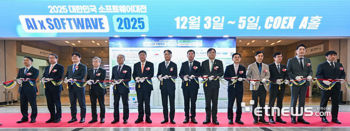 국내 최대 소프트웨어 전시회인 '소프트웨이브 2025'가 3일 서울 삼성동 코엑스에서 열렸다. 내빈들이 테이프커팅을 하고 있다. 왼쪽부터 이동철 한국정보통신기술협회 소장, 정진섭 한국정보산업연합회장, 유태준 한국피지컬AI협회장, 조승민 화성특례시 제2부시장, 한정화 한국청년기업가정신재단 이사장, 박윤규 정보통신산업진흥원장, 이도규 과학기술정보통신부 정보통신정책실장, 강병준 전자신문사 대표, 조준희 한국AISW산업협회장, 안성일 한국기계전기전자시험연구원장, 조풍연 한국SW·ICT총연합회장, 조영철 한국정보보호산업협회장, 변성준 한컴그룹 부회장, 김세윤 긱스조직위원장. 이동근기자 foto@etnews.com