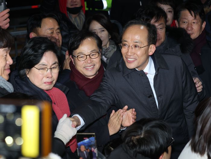 12·3 비상계엄 당시 의원들의 계엄 해제 표결 참여를 방해한 혐의를 받는 국민의힘 추경호 의원이 3일 구속영장이 기각돼 경기도 의왕 서울구치소를 나서고 있다. 연합뉴스