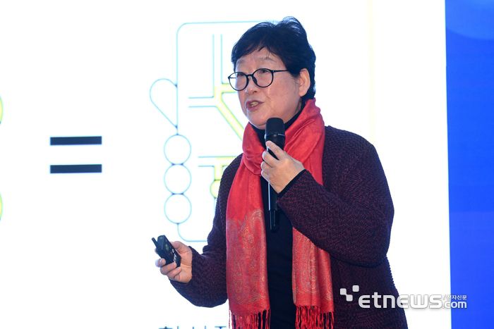 전자신문과 소프트웨이브 조직위원회가 공동 주최한 'AI x 소프트웨이브 서밋 2025'가 4일 서울 강남구 코엑스 소프트웨이브 행사장에서 열렸다. 김인숙 국가인공지능전략위원회 위원이 '글로벌 데이터 비즈니스 진출과 Trust Framework 거버넌스'를 주제로 발표하고 있다. 김민수기자 mskim@etnews.com