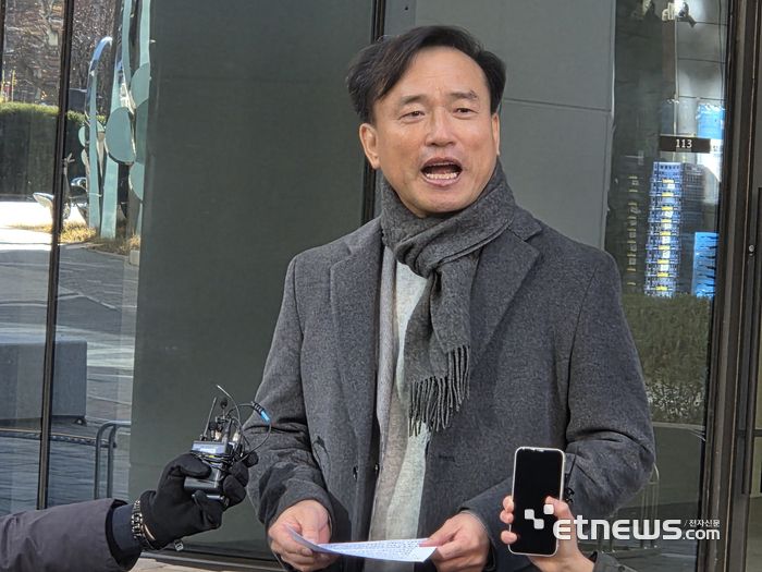 김종철 방송미디어통신위원회 초대 위원장 후보자가 4일 정부과천청사 인근에 마련된 인사청문회 준비 사무실 앞에서 발언하고 있다.