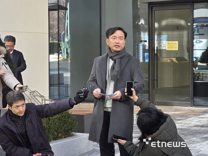 김종철 방송미디어통신위원회 초대 위원장 후보자가 4일 정부과천청사 인근에 마련된 인사청문회 준비 사무실 앞에서 취재진 질문에 답하고 있다.