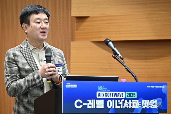 C-레벨 이너서클 밋업이 4일 서울 강남구 코엑스에서 열렸다. 이준호 한국화웨이 부사장이 '신뢰를 설계하라 : 고객과 밴더가 함께 성장하는 시대의 협력전략'을 주제로 발표하고 있다.  이동근기자 foto@etnews.com