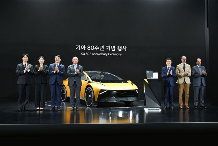 (왼쪽부터) 홍철민 기아 매니저, 김가민 기아 엔지니어, 이학영 국회부의장, 정의선 현대차그룹 회장, 송호성 기아 사장, 카림 하비브 기아 글로벌 디자인 담당 부사장, 압둘아지즈 모하메드 알 아띠아 기아 카타르 대리점 회장.