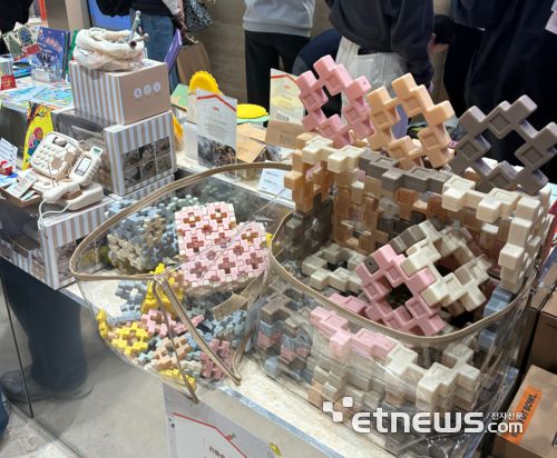 더현대서울 팝업스토어에 리틀숑의 블럭 제품이 전시된 모습.