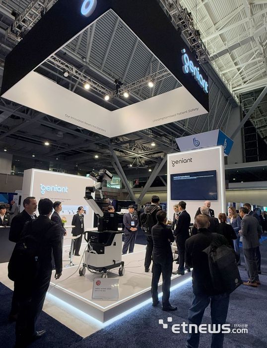 미국 신경외과학회에 참가한 고영테크놀러지 전시 부스