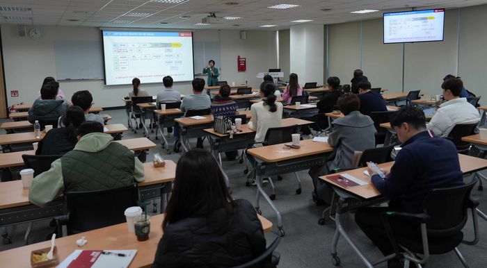서울 마포구 상암동 공영홈쇼핑 교육장에서 방송 관련 인력들이 방송 심의 교육 및 테스트에 임하고 있다