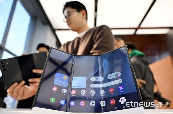 서울 강남구 삼성강남에서 열린 미디어 간담회에서 모델이 신제품을 선보이고 있다. 이동근 foto@etnews.com