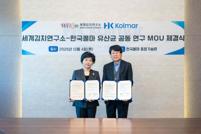 장해춘 세계김치연구소 소장(왼쪽)이 한국콜마 관계자와 김치 유래 유산균 자원의 연구개발 및 산업적 활용 확대를 위한 업무협약을 체결했다.