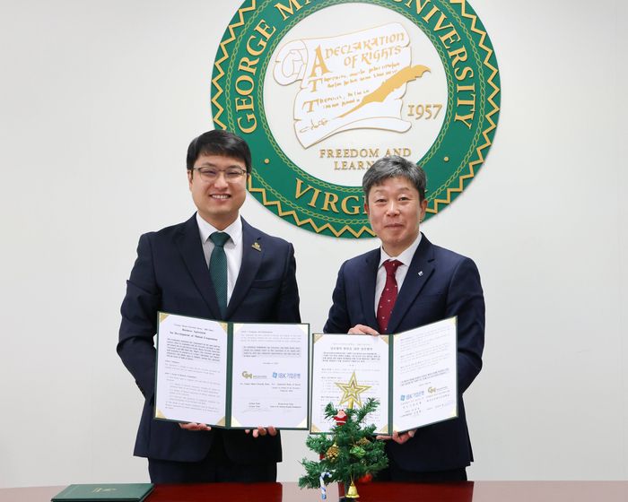 왼쪽부터 조슈아 박 조지메이슨대학교 한국캠퍼스 대표(좌)와  김봉환 IBK기업은행 인천지역본부장이 기념 촬영을 하고 있다. (사진=조지메이슨대)