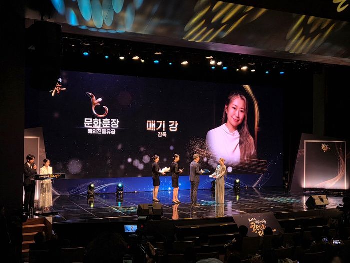 문화훈장을 받은 매기 강 감독은 넷플릭스 역사상 가장 인기 있는 애니메이션 '케이팝 데몬 헌터스'를 연출해 K컬처, K팝 및 연관산업의 해외 진출에 기여한 공로를 인정받았다.