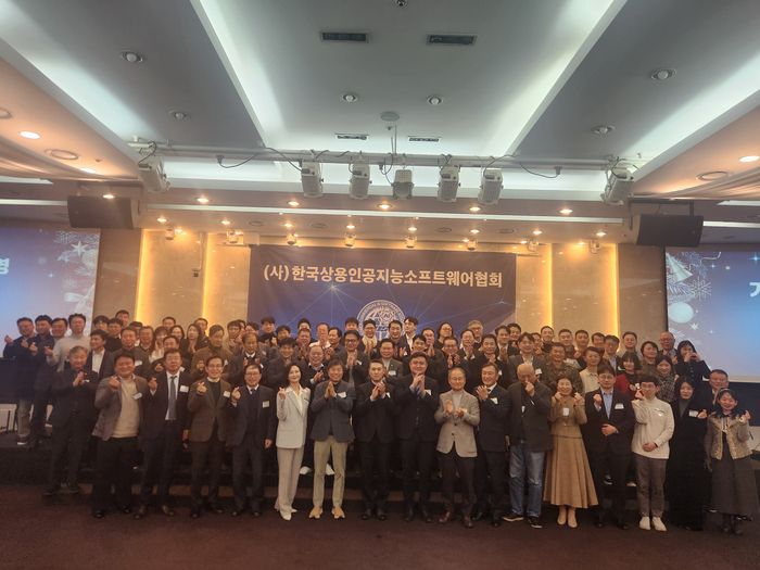 한국상용소프트웨어협회가 16일 서울 삼정호텔에서 개최한 '2025송년의 밤' 행사에서 주요 참석자들이 기념촬영했다.