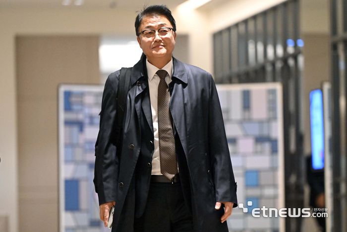 주형철 KT CEO 후보자가 16일 서울 한 호텔에서 KT 차기 CEO 최종 후보 면접을 마치고 퇴장하고 있다. 김민수기자 mskim@etnews.com