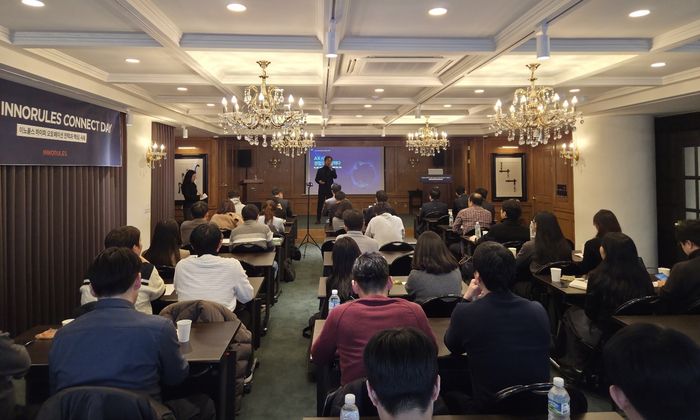 이노룰스가 17일 보험업계 관계자들을 대상으로 'AI 에이전트 시대 보험사 변화 동향 및 미래 발전 방향' 세미나를 성황리에 개최한 가운데 장인수 대표가 인사말을 하고있다. 이노룰스 제공