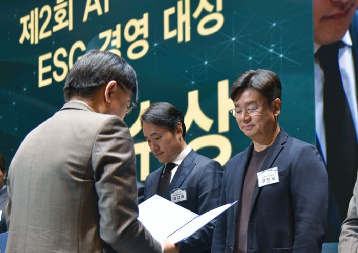 강진모 아이티센그룹 회장(오른쪽)이 ESG 경영 대상 최우수상을 수상하고 있다.