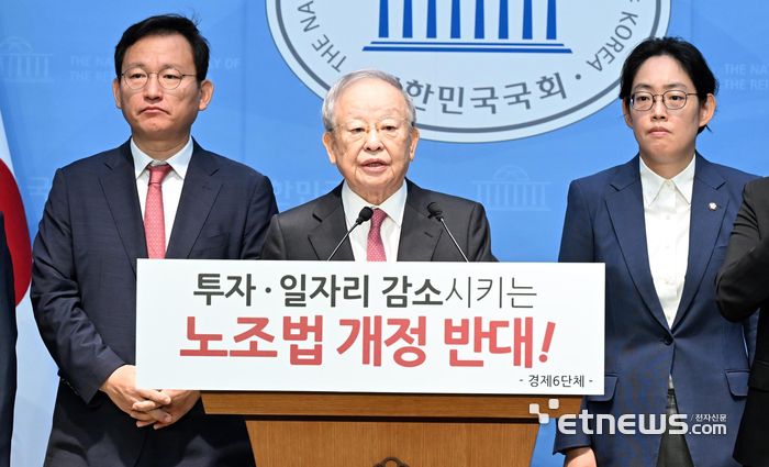 손경식 한국경영자총협회장이 18일 서울 여의도 국회 소통관에서 경제6단체와 함께 노동조합법 개정안 수정 촉구 공동성명을 발표하고 있다. 경제 6단체는 “최소한의 노사관계 안정과 균형을 위해서라도 경제계 대안을 반드시 수용해 줄 것”을 호소했다.  이동근기자 foto@etnews.com