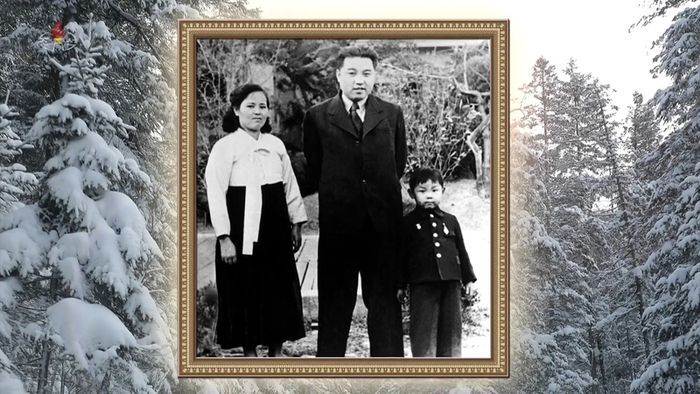 조선중앙TV가 지난 2020년 '영원히 가리라 백두의 행군길을' 제목의 새 기록영화를 방영했다. 영화는 김정은 국무위원장의 백두산 등정 여정을 소개하면서 김일성 주석과 그의 부인인 김정숙, 김정일 국방위원장이 등장하는 가족사진을 보여줬다. 〈사진=연합뉴스〉