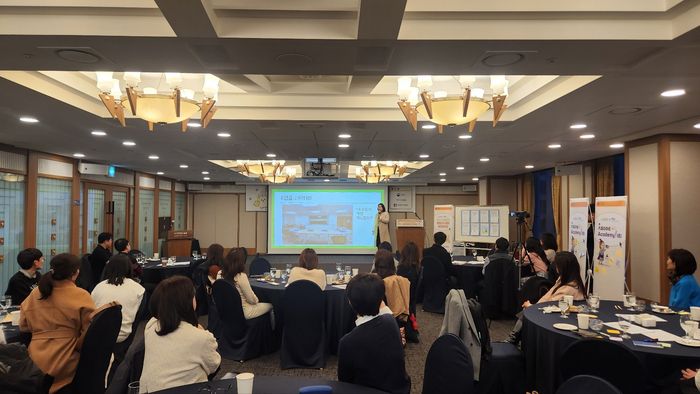 블루커뮤니케이션은 20일 서울 중구 한국프레스센터에서 참여 교·강사 및 교육생과 함께 2025년 디지털새싹 어썸아카데미 교육 성과공유회를 개최했다. (사진=블루커뮤니케이션)