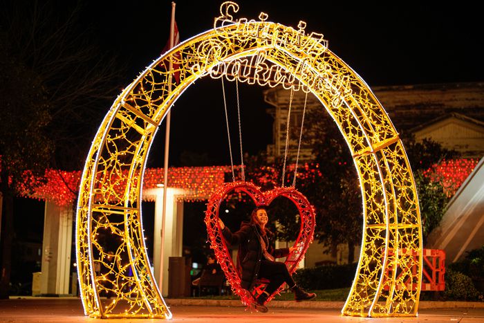24일(현지시간) 크리스마스 이브에 사진을 찍고 있는 튀르키예 이스탄불 여성. 기사와 직접적 연관 없음. 사진=AP 연합뉴스