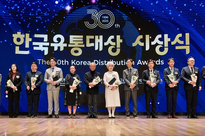 지난 26일 대한상공회의소에서 열린 시상식에서 신동우 신세계프라퍼티 지원본부장(오른쪽에서 2번째)이 기념 사진을 촬영하고 있다.