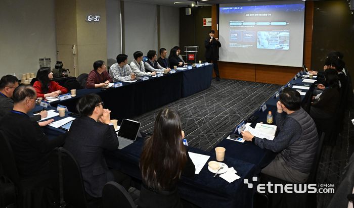 나노 소재 AI 간담회가 18일 서울 중구 이비스 앰버서더 서울 명동에서 열렸다. 나준채 카이로스랩 대표가 '글로벌 나노소재분야 AI 현황 및 전망'을 주제로 발표하고 있다.  이동근기자 foto@etnews.com