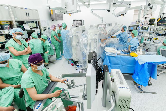 정창욱 서울대병원 로봇센터장(비뇨의학과)이 휴고 로봇 수술 시스템을 이용해 전립선암 수술을 시행하는 모습.(사진=서울대병원)