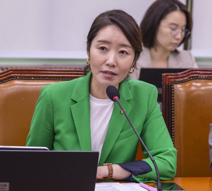 더불어민주당 강선우 의원이 8일 국회에서 열린 외교통일위원회 전체 회의에 참석해 인사말을 하고 있다.     강 의원은 의원 당선 뒤 줄곧 보건복지위원으로 활동하다 이날부터 외통위원으로 보임했다. 2025.9.8 연합뉴스