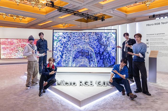 K팝 아티스트 라이즈(RIIZE)가 삼성전자 '더 퍼스트룩' 단독 전시관에서 세계 최초 '130형 마이크로 RGB TV'를 소개하고 있다.