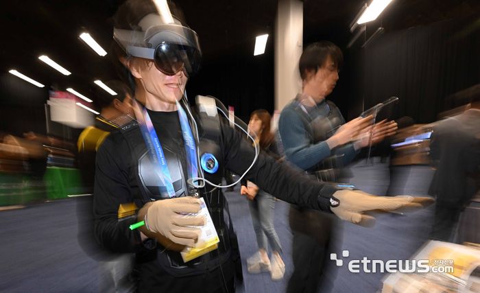 세계 최대 가전·정보기술(IT) 전시회 'CES 2026'이 오는 6일부터 나흘 간 미국 네바다주 라스베이거스 일대에서 열린다. 개막을 이틀 앞둔 4일(현지시간) 라스베이거스 만달레이베이 컨벤션센터에서 열린 CES 언베일드(Unveiled)에서 참관객이 비햅틱스의 택슈트프로와 택글러브를 체험하고 있다.  라스베이거스=이동근기자 foto@etnews.com