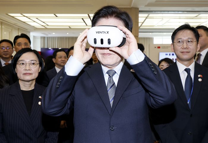 이재명 대통령이 7일 중국 상하이 국제회의중심에서 열린 한·중 벤처스타트업 서밋에서 VR기기를 체험하고 있다.