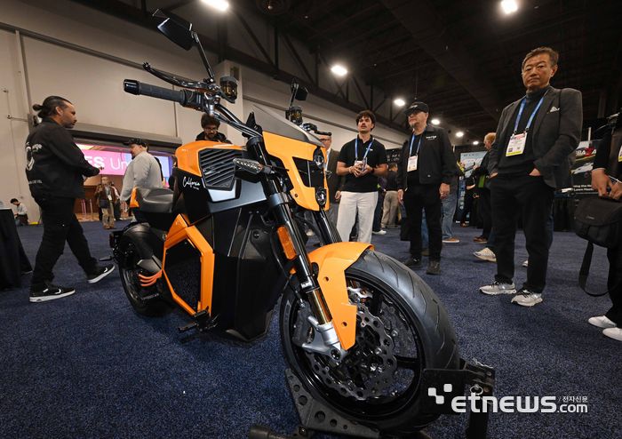 세계 최대 가전·정보기술(IT) 전시회 'CES 2026'이 오는 6일부터 나흘 간 미국 네바다주 라스베이거스 일대에서 열린다. 개막을 이틀 앞둔 4일(현지시간) 라스베이거스 만달레이베이 컨벤션센터에서 열린 CES 언베일드(Unveiled)에서 참관객이 전기 모터사이클을 살펴보고 있다.  라스베이거스=이동근기자 foto@etnews.com